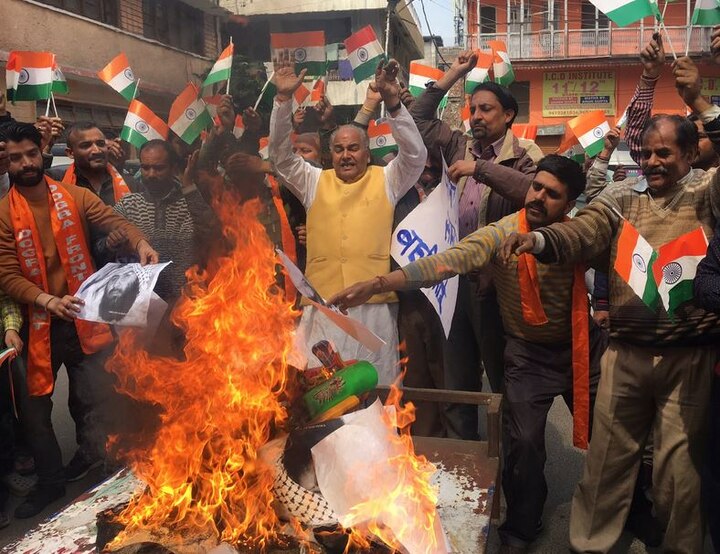 Jammu Kashmir people protest and burns Chinese items જમ્મુમાં લોકોએ ચાઇનીઝ માલની હોળી કરી દર્શાવ્યો વિરોધ, તસવીરો