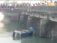 સુરત: કેનાલમાં કાર ખાબકતાં એક જ પરિવારના 5નાં મોત, આખે આખી કાર ક્રેઈનથી બહાર કઢાઈ