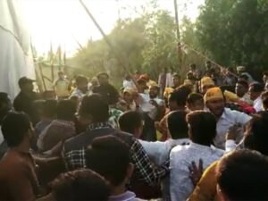અમદાવાદ: સ્નેહમિલનમાં હાર્દિક પટેલ અને અલ્પેશ કથિરીયાનાં સમર્થકો વચ્ચે છૂટા હાથની મારામારી, જાણો કેમ