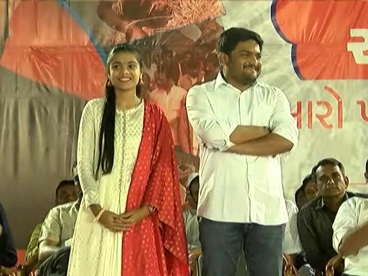 Hardik Patel and his wife Kinjal in Sneh Milan stag at Ahmedabad સ્નેહમિલનમાં સ્ટેજ પર હાર્દિક પટેલ કઈ યુવતી સાથે જોવા મળ્યો? જુઓ આ રહી તસવીરો