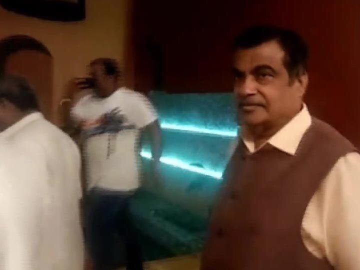 Senior BJP leader Nitin Gadkari arrives in Panaji for BJP legislature meet મનોહર પર્રિકરનું નિધન બાદ ગોવામાં ખળભળાટ, અડધી રાત્રે નીતિન ગડકરી ગોવા પહોંચ્યાં