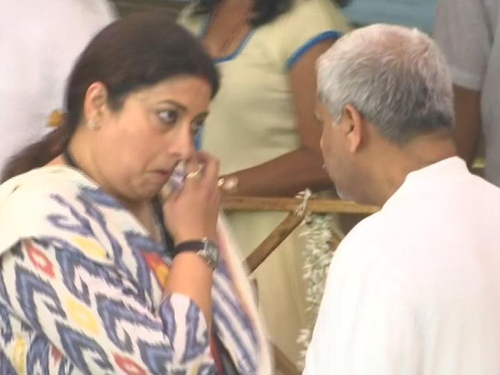 Smriti Irani gets emotional as she pays last respects to Goa CM Manohar Parrikar મનોહર પાર્રિકરને શ્રદ્ધાંજલિ આપતી વખતે ભાજપના કયા મહિલા નેતા રડી પડ્યા, જાણો વિગત