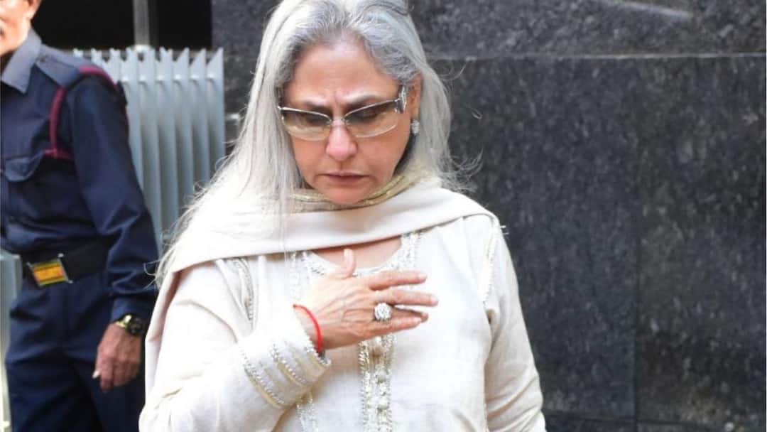 jaya bachchan blasts man for clicking her pic be cool like aishwarya ફેન્સે મોબાઈલથી ખેંચી તસવીર તો ગુસ્સામાં આ એક્ટ્રેસે જાહેરમાં તેની કાઢી ઝાટકણી, જુઓ Video