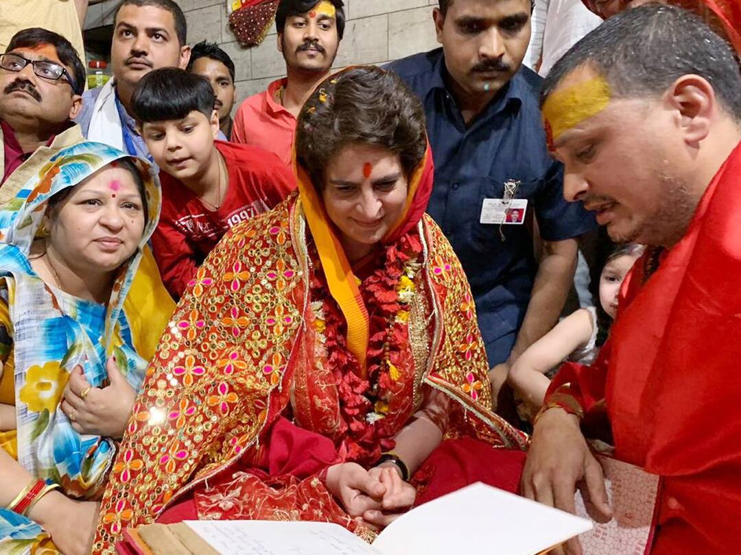 Priyanka Gandhi embarks on 'Ganga Yatra' ગંગાયાત્રાના અંતિમ દિવસે વારાણસીમાં પ્રિયંકા ગાંધી, શહીદોની યાદમાં હોળી મિલન કાર્યક્રમ રદ
