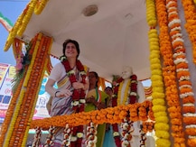 વારાણસીઃ શાસ્ત્રીની મૂર્તિ પર પ્રિયંકા ગાંધીએ માળા ચઢાવી, ભાજપે ગંગા જળથી કર્યું શુદ્ધિકરણ