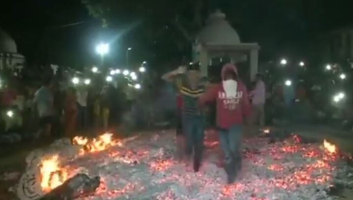 Tradition of walking on burning embers after holika dahan in Surat સુરતઃ હોળી પ્રગટાવ્યા બાદ ધગધગતા અંગારા પર ચાલે છે લોકો, જુઓ વીડિયો