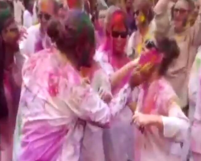 Jodhpur Foreigners celebrate Holi with locals જોધપુરમાં વિદેશીઓ રંગાયા હોળીના રંગમાં, જુઓ વીડિયો