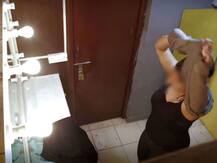 ડોક્ટરની પત્ની ચેન્જરૂમમાં કપડાં બદલતી હતી ને શો-રૂમનો કર્મચારી છુપાઈને ડોક્ટરની પત્નીને જોઈ રહ્યો હતો પછી......