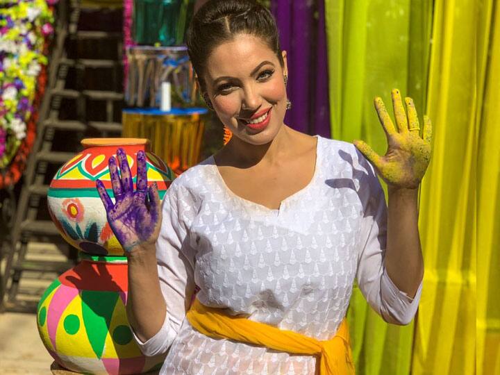 ‘તારક મહેતા કા ઉલ્ટા ચશ્મા’માં બબિતાના કેરેક્ટરથી ફેમસ મુનમુન દત્તાએ પણ પોતાની હોળીની તસવીરો શેર કરી હતી. આ તસવીરોમાં તે ‘તારક મહેતાના ઉલ્ટા ચશ્મા’ના સ્ટાર્સ કાસ્ટ સાથે હોળી રમતી જોવા મળે છે.