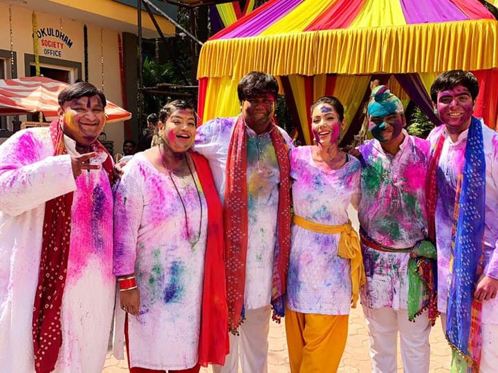 બબીતાજી સોશિયલ મીડિયા પર ઘણા જ એક્ટિવ રહે છે અને તે પોતાની તસવીરો શેર કરતી રહે છે. તેણે હોળીની તસવીરો પણ સોશિયલ મીડિયા પર શેર કરી છે. 