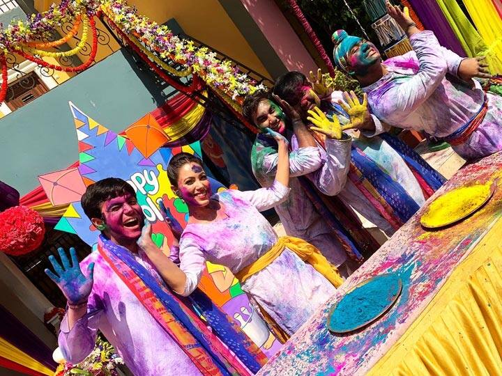 આ તસવીરોમાં મુનમુન દત્તા એકદમ કલરફુલ જોવા મળી રહી છે. તેનાં ચહેરા પર અને કપડાં પર રંગ લગાવેલો જોવા મળી રહ્યો છે, જેમાં તે ખુબ જ આકર્ષક લાગી રહ્યા છે.