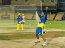 ધોનીની સાદગીના દીવાના થયા ફેન, લોકોની ડિમાન્ડ પર ધોનીએ વગાડી સીટી, જુઓ Video