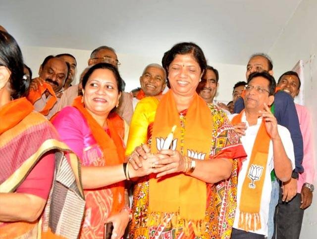 વડોદરા બેઠક પર ભાજપના રંજનબેન ભટ્ટ આજે ઉમેદવારી પત્ર ભરશે, ચોકીદાર તરીકે કોણ બનશે ટેકેદાર, જાણો વિગત BJP candidate Ranjanben Bhatt plays Chowkidar card, selects a watchman as supporter વડોદરા બેઠક પર ભાજપના રંજનબેન ભટ્ટ આજે ઉમેદવારી પત્ર ભરશે, ચોકીદાર તરીકે કોણ બનશે ટેકેદાર, જાણો વિગત