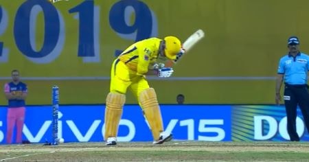 IPL 2019 CSK v RR Dhoni not out after ball hits stump Video: ધોનીની બેટિંગ દરમિયાન બોલ સ્ટંપને અડ્યો છતાં આ કારણે રહ્યો નોટ આઉટ