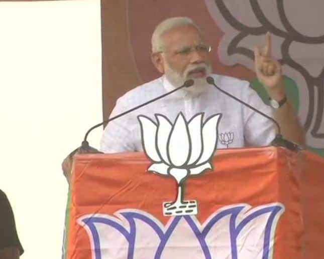 Loksabha Elections 2019 PM Modi calls Mamata speed breaker Didi વિકાસમાં દીદી ‘સ્પીડ બ્રેકર’, બાલાકોટમાં આતંકીઓ મરવા પર દીદીને થયું દર્દઃ PM મોદી