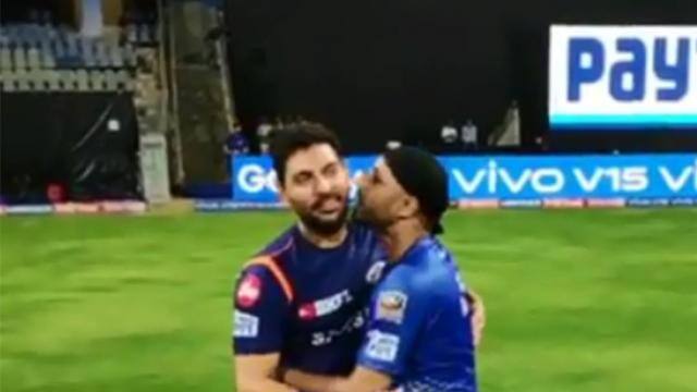 ipl 2019: MI and CSK players amazing videos before the match મુંબઇ-ચૈન્નાઇની મેચ પહેલા બન્ને ટીમોના ખેલાડીઓ કરી મેદાન પર મસ્તી, દેખાયો 'દોસ્તાના' અંદાજ, જુઓ વીડિયો