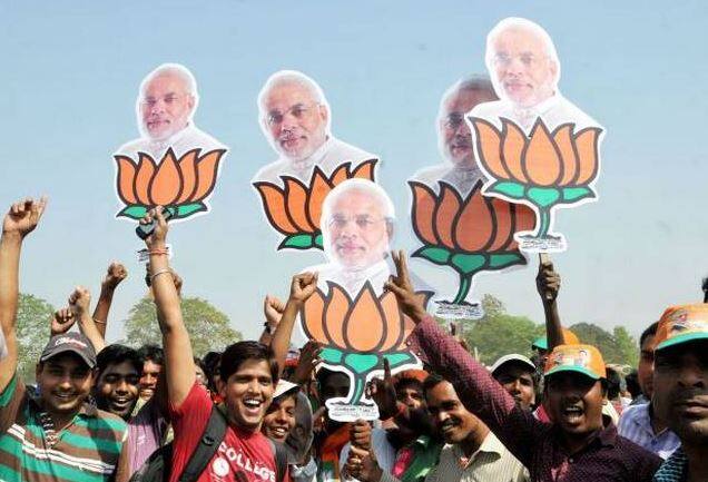 અમદાવાદઃ ભાજપ દ્વારા અમદાવાદ પૂર્વની બેઠક પર ઉમેદવારનું નામ જાહેર કરવાની સાથે 26 બેઠક પર ઉમેદવારો નામ સામે આવી ગયા છે. અમદાવાદ પૂર્વની બેઠક પર ભાજપે અમરાઇવાડીના ધારાસભ્ય હસમુખભાઈ એસ પટેલને ઉમેદવાર જાહેર કર્યા છે. આ બેઠક પર બે પાટીદાર નેતા સી.કે.પટેલ અને વલ્લભ કાકડિયાના નામ ચર્ચામાં હતા. આ બાજુ કોંગ્રેસે પાટીદાર ઉમેદવાર તરીકે આ બેઠક પરથી ગીતા પટેલને મેદાને ઉતાર્યા છે. હવે અમદાવાદ પૂર્વ બેઠક પર ગીતાબેન પટેલ અને હસમુખભાઈ પટેલ વચ્ચે એટલે કે બે પાટીદાર નેતા વચ્ચે સીધો જંગ રહશે. 