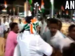 ચૂંટણીની રેલીમાં ખાલી ખુરશીઓના ફોટા પાડવાના કારણે કોંગ્રેસના કાર્યકર્તાઓએ પત્રકારોને ધોઇ નાંખ્યા, જુઓ વીડિયો