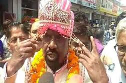 અનોખા અંદાજમાં ઉમેદવારી ફોર્મ ભરવા નીકળ્યો આ ઉમેદવાર, ઘોડે ચઢી બન્યો વરરાજા ને બોલ્યો- 'હું રાજનીતિનો જમાઇ છું'