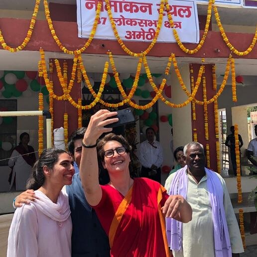 Amethi Priyanka Gandhi selfie with her children goes viral અમેઠીમાં પ્રિયંકા ગાંધીએ તેના બાળકો સાથે લીધી સેલ્ફી, સોશિયલ મીડિયામાં થઈ વાયરલ