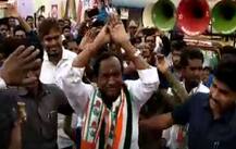 VIDEO: કર્ણાટકમાં મતદારોને રીઝવવા કોંગ્રેસના મંત્રીએ કર્યો નાગિન ડાંસ, જુઓ વીડિયો