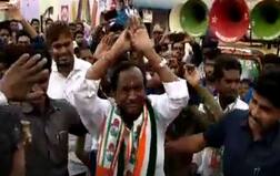 VIDEO: કર્ણાટકમાં મતદારોને રીઝવવા કોંગ્રેસના મંત્રીએ કર્યો નાગિન ડાંસ, જુઓ વીડિયો