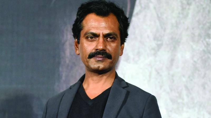 Video: સેલ્ફીના ચક્કરમાં બોલિવૂડના આ દિગ્ગજ કલાકારને ભીડે ચઢાવ્યો ધક્કે, હાથમાં થયું ફ્રેક્ચર nawazuddin siddiqui says i got a hand fracture a muscle pull being dragged for a selfie Video: સેલ્ફીના ચક્કરમાં બોલિવૂડના આ દિગ્ગજ કલાકારને ભીડે ચઢાવ્યો ધક્કે, હાથમાં થયું ફ્રેક્ચર