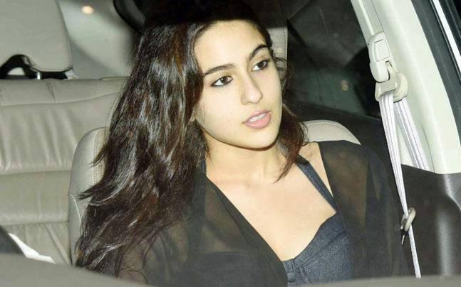 bollywood police case file against sara ali khan for not wearing helmet રસ્તા પર હેલમેટ વગર ફરી રહી હતી આ એક્ટ્રેસ, નોંધાઈ ફરિયાદ
