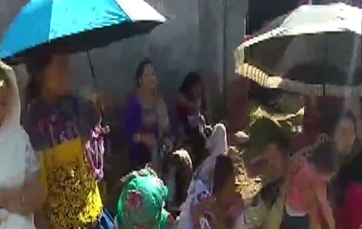 Loksabha Elections 2019 Arunachal Pradesh in itanagar  Womens queue up with umbrella to cast their votes અરૂણાચલ પ્રદેશઃ આકરા તડકામાં મતદાન માટે છત્રી સાથે ઉમટી મહિલાઓ, જુઓ વીડિયો