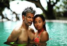 મિલિંદ સોમનની પત્ની સાથેની HOT તસવીરો થઈ વાયરલ, જુઓ PICS