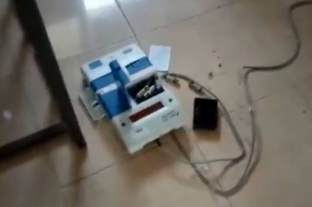 andhra pradesh assembly and loksabha seats voting આ પાર્ટીના નેતાએ ચાલુ મતદાને બુથમાં ઘૂસીને EVM ઉંચુ કરીને પછાડ્યુ, તુટી જતાં પોલીસે કરી ધરપકડ