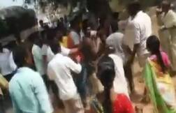 આંધ્રપ્રદેશઃ વોટિંગ દરમિયાન YSR કોંગ્રેસ અને TDP કાર્યકર્તાઓ વચ્ચે બબાલ, પોલીસે કર્યો લાઠી ચાર્જ, જુઓ વીડિયો