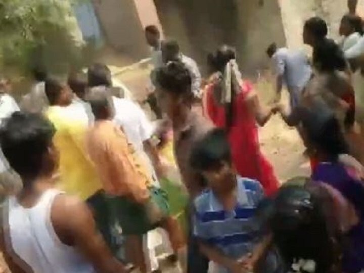 big clash between ysrcp and tdp workers in andhra pradesh આંધ્રપ્રદેશઃ મતદાન બુથની બહાર બે પાર્ટીઓના કાર્યકર્તાઓએ કરી છુટા હાથની મારામારી, વીડિયો વાયરલ