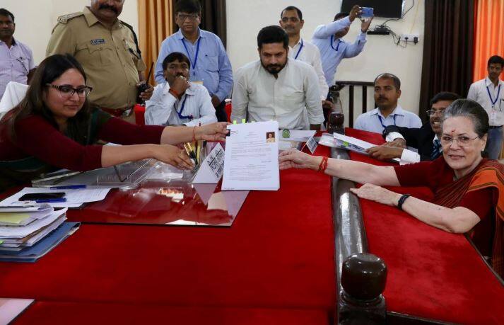 Sonia Gandhi filing nomination from Raebareli રાયબેરલી બેઠક પરથી ફોર્મ ભર્યા બાદ સોનિયા ગાંધી બોલ્યા- અજેય નથી મોદી, 2004નું પરિણામ યાદ રાખે