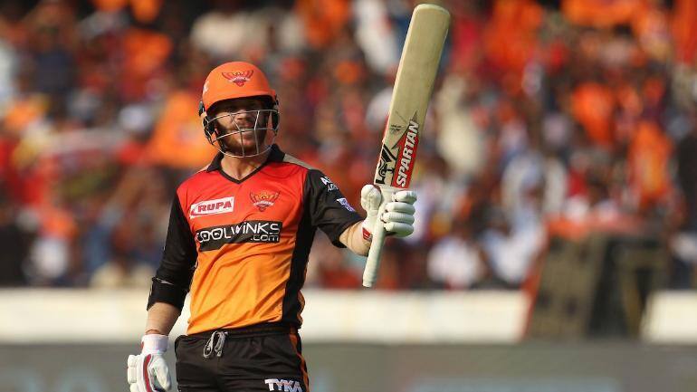 sunrisers star david warner enjoys auto rickshaw ride in hyderabad IPLમાં કરોડો રૂપિયાની કમાણી કરતો આ સુપરટાર ખેલાડી રીક્ષામાં કરે છે સફર, જુઓ VIDEO