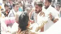 જાહેરસભામાં માઇક પર બોલવા માટે બીજેપી નેતાઓ લડ્યા, એકબીજાને ઠોકવા લાગ્યા લાફા, જુઓ વીડિયો