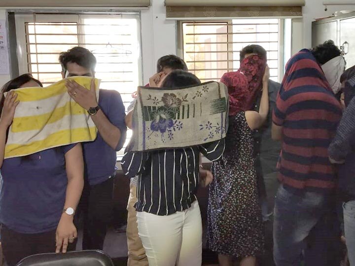 Vastrapur cops raid liquor party on Regent Park Bungalow's terrace at Ahmedabad અમદાવાદ: બર્થ-ડે પર 3 યુવતી અને 7 યુવકો દારૂની મહેફિલ માણતાં હતા ને પોલીસ આવી ગઈ પછી શું થયું? જાણો વિગત