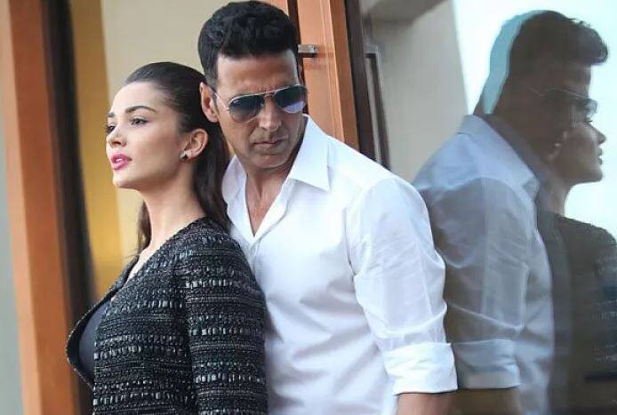 એમી જેક્સન અભિનેતા અક્ષય કુમાર સાથે ફિલ્મ સિંહ ઇઝ બ્લિંગમાં જોવા મળી હતી. આ ફિલ્મમાં બંનેની જોડી દર્શકોને ઘણી પસંદ પડી હતી. જે બાદ એમી જેક્સન અક્ષયકુમાર અને રજનીકાંત સાથે 2.0માં પણ જોવા મળી હતી.