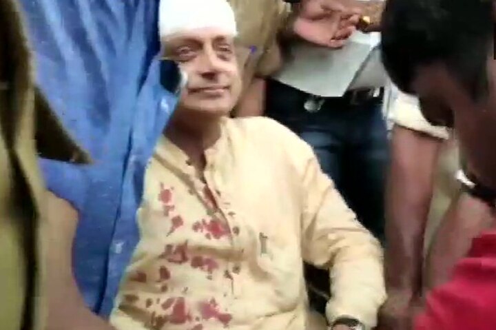 congress leader shashi tharoor injured while worship કોંગ્રેસ નેતા શશી થરુર મંદિરમાં પુજા કરતી વખતે ગબડી પડ્યા, માથાના ભાગે વાગતા આવ્યા 6 ટાંકા