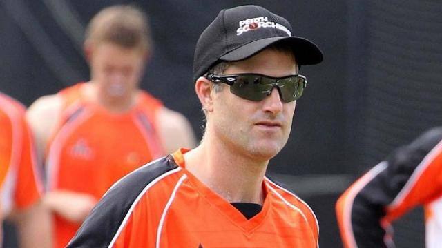 former australia player simon katich says kohli is still learning captain કોહલી હજુ શિખાઉ કેપ્ટન, ધોની પાસેથી લેવું જોઇએ માર્ગદર્શન, ઓસ્ટ્રેલિયાના પૂર્વ દિગ્ગજે વર્લ્ડકપ પહેલા આપી સલાહ