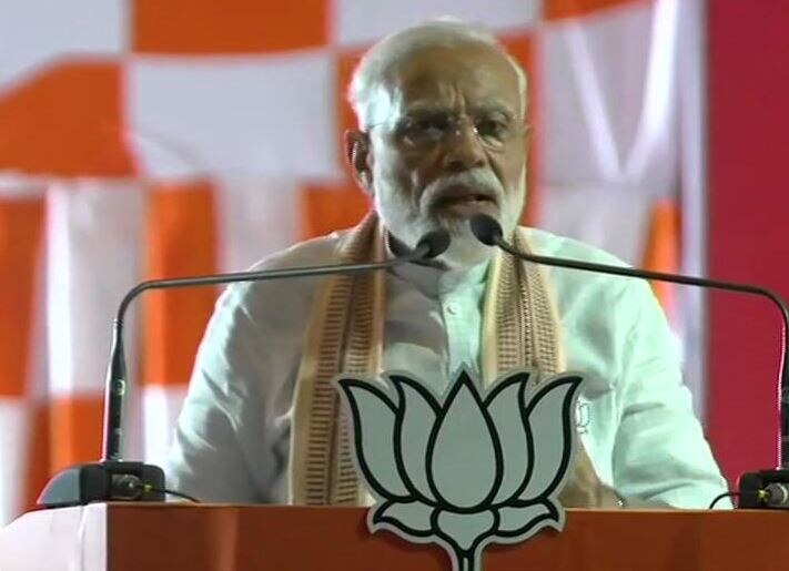 Loksabha Elections 2019 Anand PM Modi asks people at his public rally to turn on flash lights ‘ઘર ઘર મૈ હૈ ચોકીદાર, ભ્રષ્ટાચારીઓ હોશિયાર’ મોદીએ આણંદમાં મોબાઈલમાં લાઈટની ફ્લેશ ચાલુ કરાવી લેવડાવ્યો સંકલ્પ