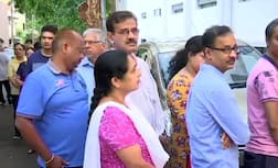 લોકસભા ચૂંટણીઃ બીજા તબક્કાના મતદાનમાં પ્રથમ કલાકમાં કોણે-કોણે આપ્યો મત, જુઓ તસવીરો