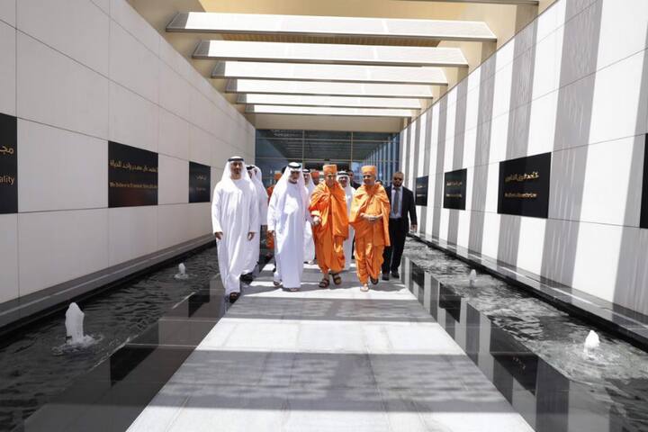 પુજ્ય મહંત સ્વામીનું દુબઇના ઇન્ટરનેશનલ એરપોર્ટ પર ભારતીય પારંપરિક વેશભૂષામાં સજ્જ બાળકોએ પુષ્પવર્ષા કરી અભિવાદન કર્યું હતું.