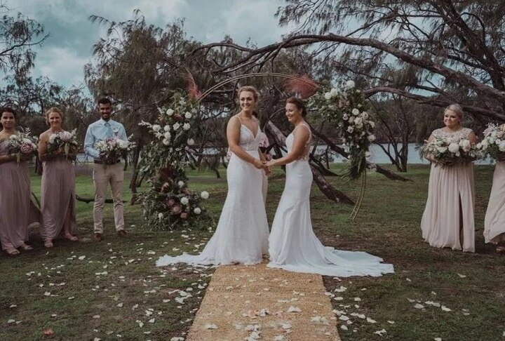 lesbian cricketer nicola hancock and hayley jensen married to each other બે મહિલા ક્રિકેટર્સે કર્યા લગ્ન, સોશિયલ મીડિયા પર PHOTOS વાયરલ