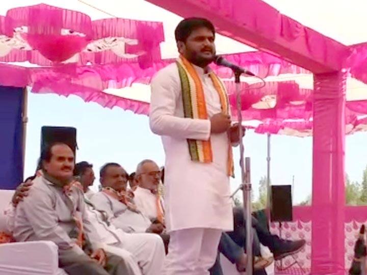 સુરેન્દ્રનગરના વઢવાણના બલદાણા ખાતે ચૂંટણી રેલીને સંબોધી રહેલા કોંગ્રેસ નેતા હાર્દિક પટેલને એક યુવકે લાફો મારી દીધો હતો. હાર્દિકે આ હુમલો ભાજપે કરાવ્યો હોવાનો આક્ષેપ લગાવ્યો હતો.