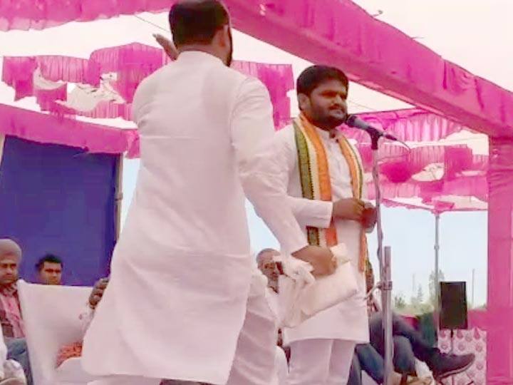 હાર્દિક વઢવાણના બલદાણા ખાતે ચૂંટણી રેલીને સંબોધી રહ્યો હતો. હાર્દિક ભાષણ આપી રહ્યો હતો ત્યારે એક યુવકે સ્ટેજ પર ચઢ્યો અને હાર્દિક તરફ આગળ વધ્યો હતો.