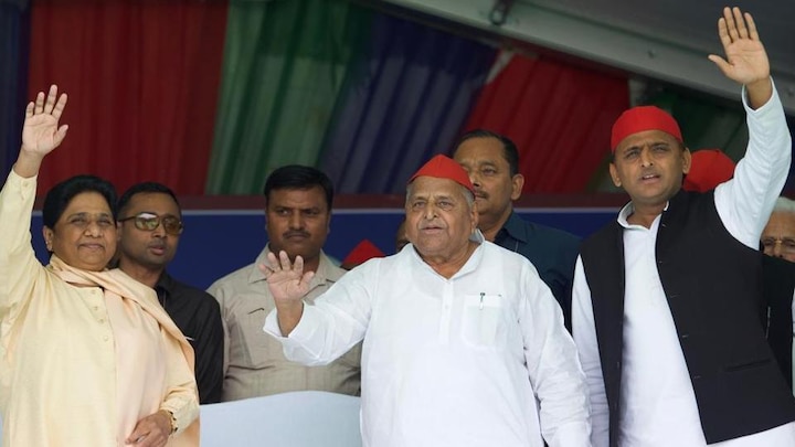 Mulayam Singh Yadav, Akhilesh Yadav and Mayawati at a rally in Mainpuri મૈનપુરીમાં એક મંચ પર જોવા મળ્યા માયાવતી, મુલાયમ સિંહ યાદવ અને અખિલેશ