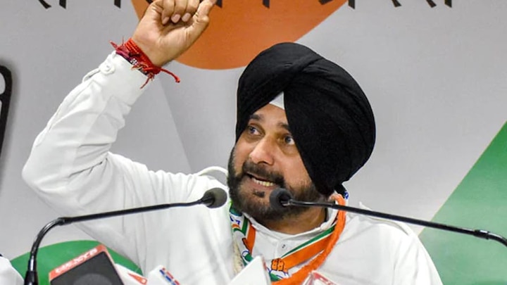 Election Commission issues show-cause notice to Congress Leader Navjot Singh Sidhu ચૂંટણી પંચે કોંગ્રેસના કયા દિગ્ગજ નેતાને નોટિસ ફટકારીને 24 કલાકમાં ખુલાસો કરવા આદેશ કર્યો, જાણો વિગત