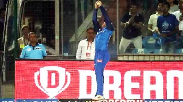 colin ingram and axar patels stunning catch of chris gayle કૉલિન-અક્ષરની જોડીએ પકડ્યો અનોખો કેચ ને ગેલ થયો પેવેલિયન ભેગો, જુઓ વીડિયો