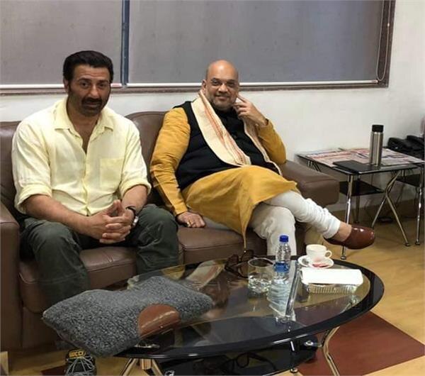 Amit Shah Meets actor Sunny Deol in Pune ધર્મેન્દ્ર-હેમા માલિની બાદ શું સની દેઓલ પણ જોડાશે BJPમાં ?, અમિત શાહ સાથેની તસવીર થઈ વાયરલ